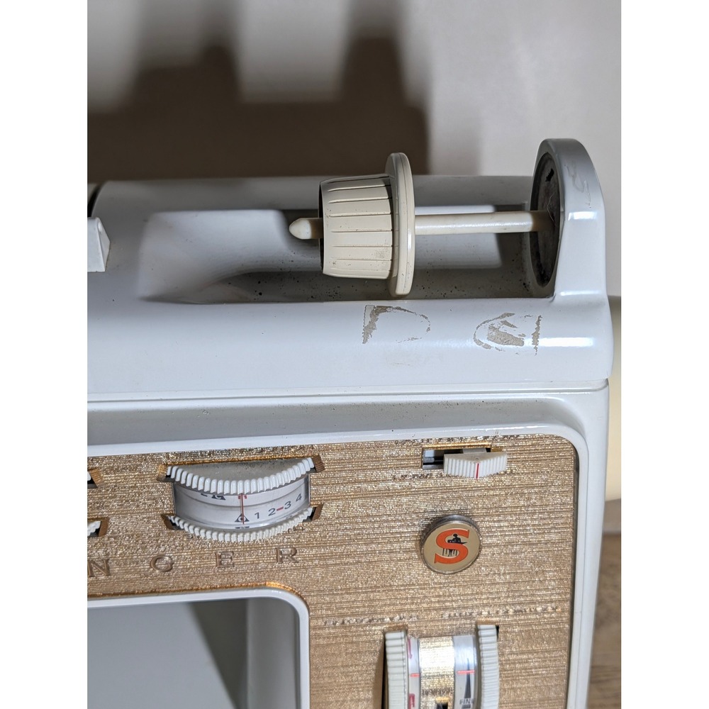 Vintage Singer Touch & Sew Deluxe Zig-Model 750 Sewing Machine no cord untested - Picture 4 of 11